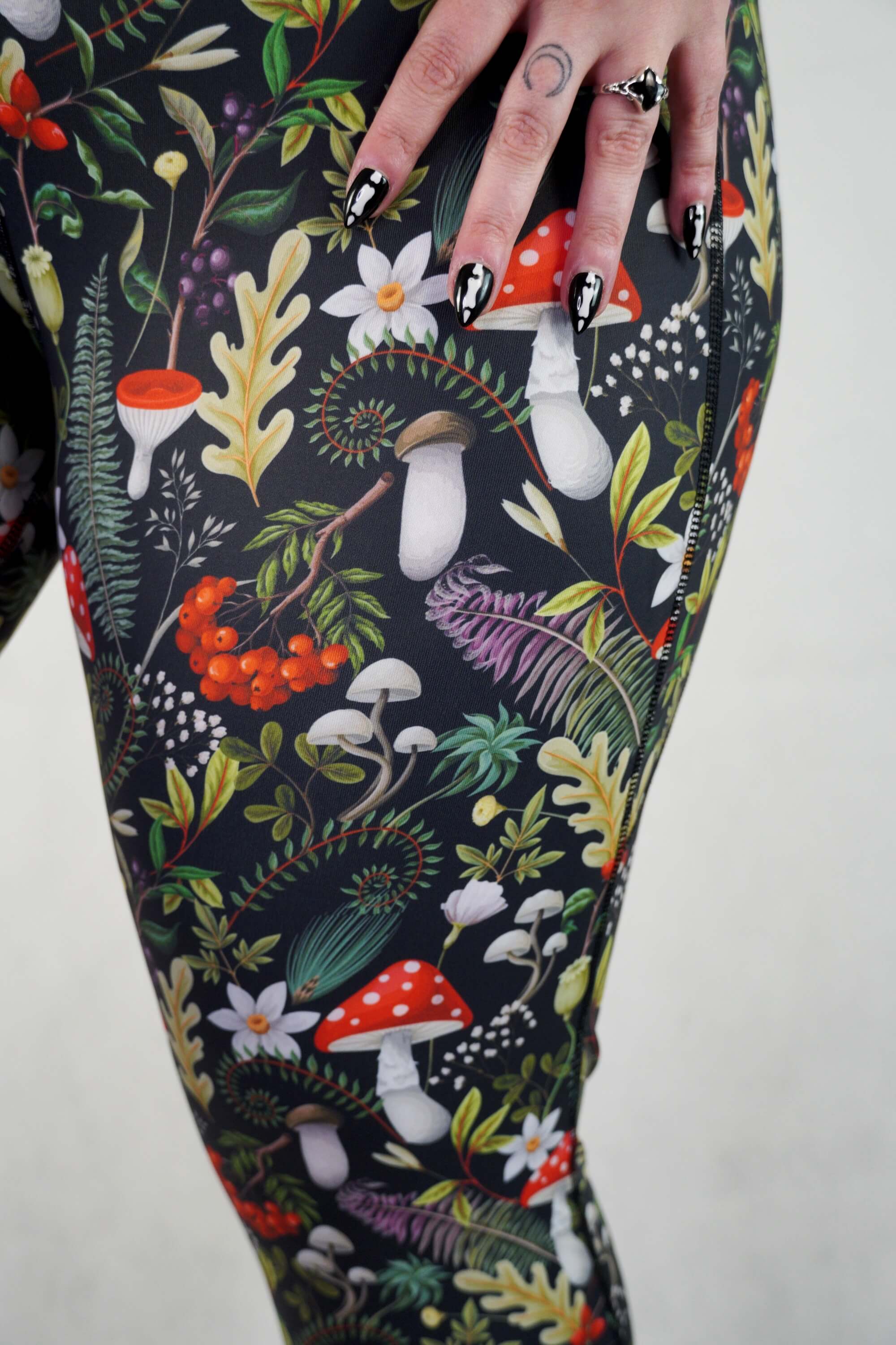The Hollow Grove - Side Pocket Leggings